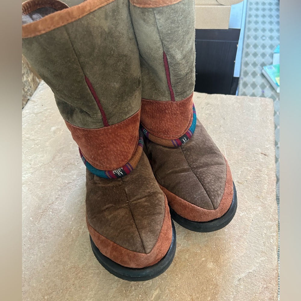 Mukluks boots size 6